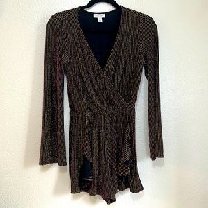 Topshop Long sleeve and shorts romper with a v neck decolte metallic stripes